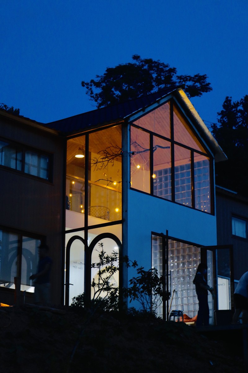 Cô gái về quê dựng ngôi nhà gỗ cheo leo bên sườn núi đẹp mê hồn - ảnh 9